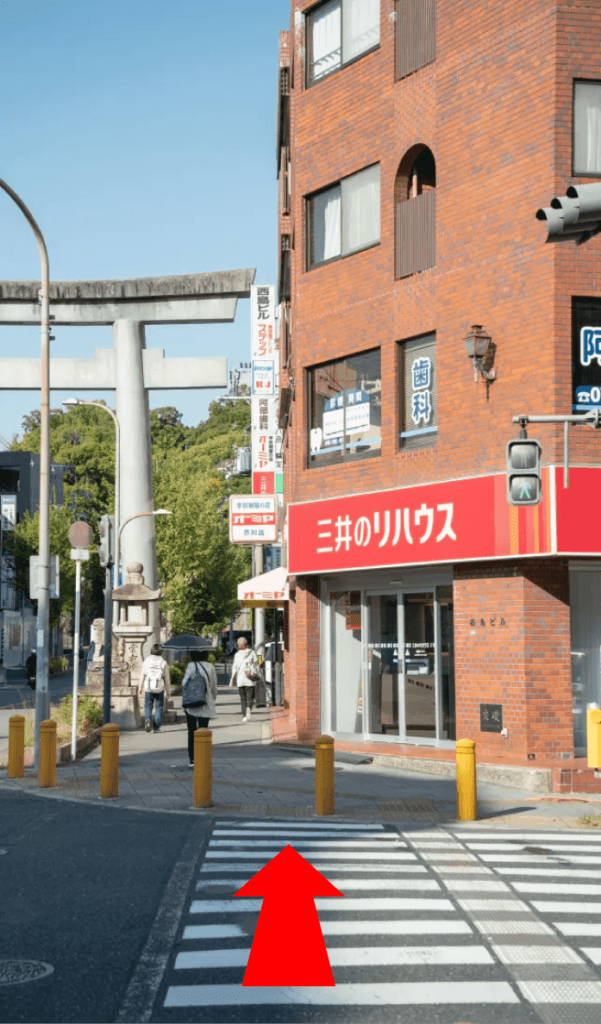 高槻阪急スクエア沿いを大きな通りに向かって200m進み、信号を渡ります